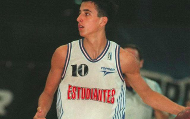 边后卫内收 边后卫内收